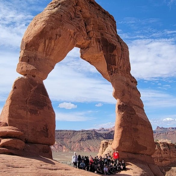  A group of students standing under Delicate Arch 